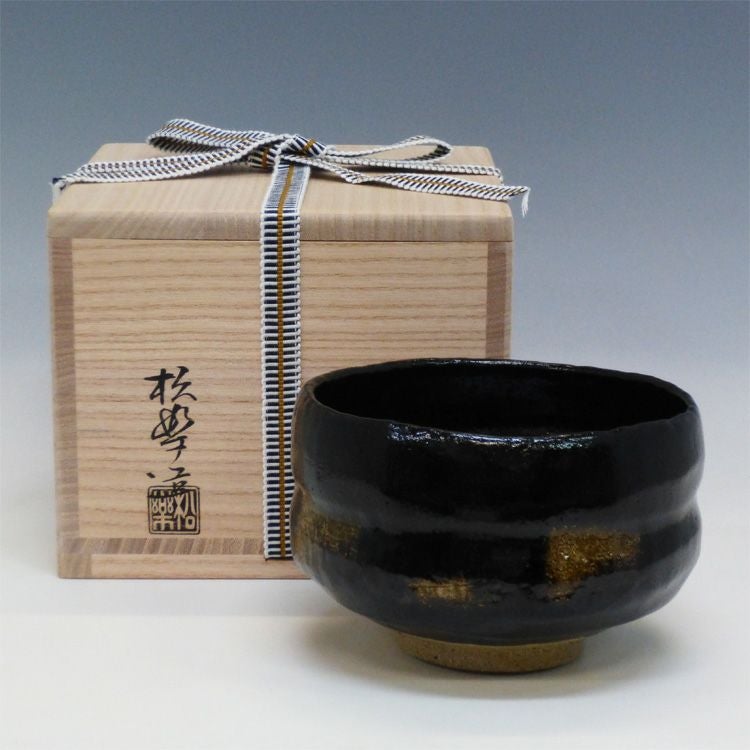 茶道具 茶碗<br>黒楽 角印 銘 「好日」 福本積應師書付<br>松楽窯 抹茶茶碗は茶の湯文化である表千家・裏千家の茶道具や抹茶を専門に扱う千紀園（せんきえん）が通販で販売しています。茶会また初心者向けのお稽古用にご利用いただける抹茶碗です。贈り物・ギフトにも人気です。