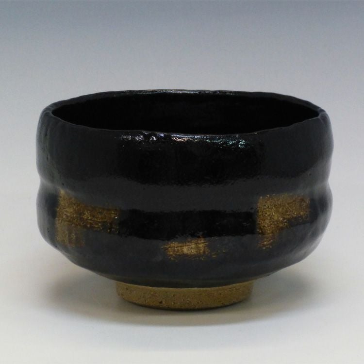 茶道具 茶碗<br>黒楽 角印 銘 「好日」 福本積應師書付<br>松楽窯 抹茶茶碗は茶の湯文化である表千家・裏千家の茶道具や抹茶を専門に扱う千紀園（せんきえん）が通販で販売しています。茶会また初心者向けのお稽古用にご利用いただける抹茶碗です。贈り物・ギフトにも人気です。