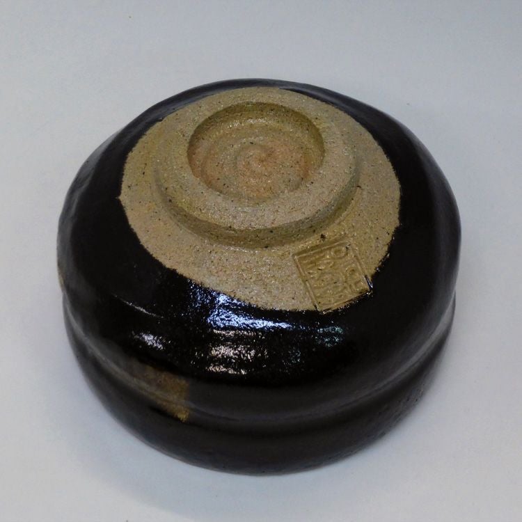 茶道具 茶碗<br>黒楽 角印 銘 「好日」 福本積應師書付<br>松楽窯 抹茶茶碗は茶の湯文化である表千家・裏千家の茶道具や抹茶を専門に扱う千紀園（せんきえん）が通販で販売しています。茶会また初心者向けのお稽古用にご利用いただける抹茶碗です。贈り物・ギフトにも人気です。