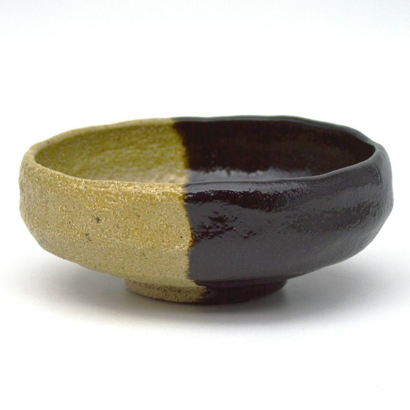 茶道具 平茶碗（ひらちゃわん） 馬盥茶碗 掛分 松楽窯 抹茶茶碗は茶の湯文化である表千家・裏千家の茶道具や抹茶を専門に扱う千紀園（せんきえん）が通販で販売しています。茶会また初心者向けのお稽古用にご利用いただける抹茶碗です。贈り物・ギフトにも人気です。