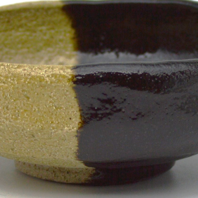 茶道具 平茶碗（ひらちゃわん） 馬盥茶碗 掛分 松楽窯 抹茶茶碗は茶の湯文化である表千家・裏千家の茶道具や抹茶を専門に扱う千紀園（せんきえん）が通販で販売しています。茶会また初心者向けのお稽古用にご利用いただける抹茶碗です。贈り物・ギフトにも人気です。