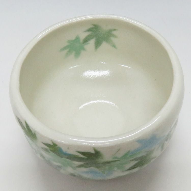 茶道具 小茶碗（こちゃわん） 小茶碗 青楓 豊窯 抹茶茶碗は茶の湯文化である表千家・裏千家の茶道具や抹茶を専門に扱う千紀園（せんきえん）が通販で販売しています。茶会また初心者向けのお稽古用にご利用いただける抹茶碗です。贈り物・ギフトにも人気です。