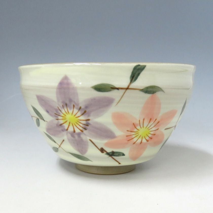 茶道具 小茶碗（こちゃわん） 小茶碗 鉄線 加藤忠泉作 抹茶茶碗は茶の湯文化である表千家・裏千家の茶道具や抹茶を専門に扱う千紀園（せんきえん）が通販で販売しています。茶会また初心者向けのお稽古用にご利用いただける抹茶碗です。贈り物・ギフトにも人気です。