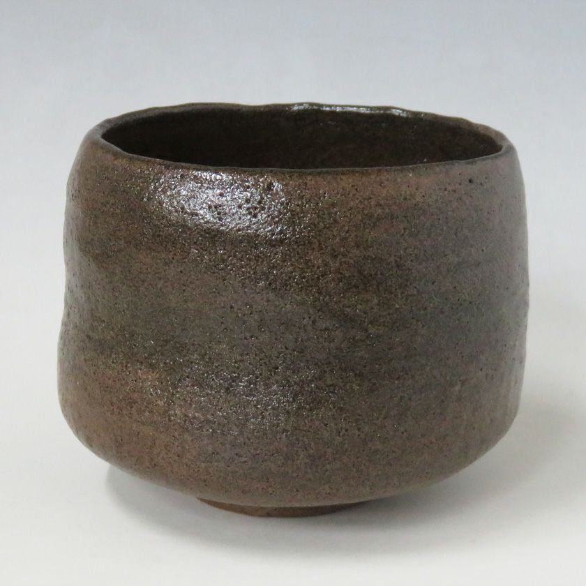 茶道具 楽茶碗（らくちゃわん） 黒楽茶碗 銘「禿（かむろ）」写 佐々木昭楽 抹茶茶碗は茶の湯文化である表千家・裏千家の茶道具や抹茶を専門に扱う千紀園（せんきえん）が通販で販売しています。茶会また初心者向けのお稽古用にご利用いただける抹茶碗です。贈り物・ギフトにも人気です。