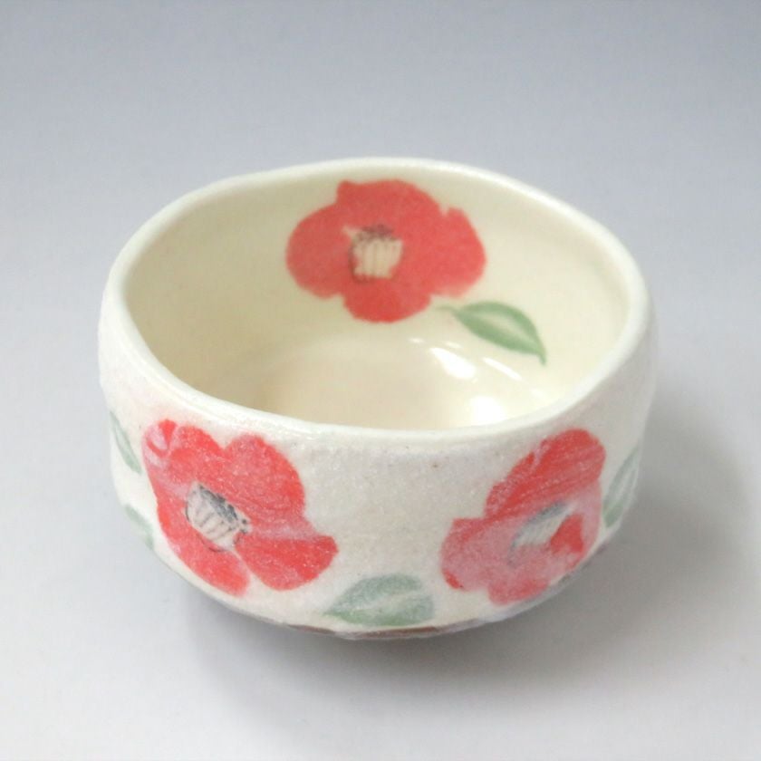 茶道具 小茶碗（こちゃわん） 小茶碗 椿 豊窯 抹茶茶碗は茶の湯文化である表千家・裏千家の茶道具や抹茶を専門に扱う千紀園（せんきえん）が通販で販売しています。茶会また初心者向けのお稽古用にご利用いただける抹茶碗です。贈り物・ギフトにも人気です。