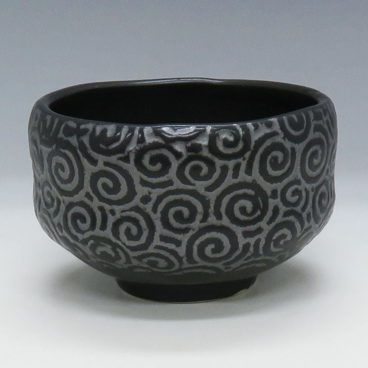茶道具 小茶碗（こちゃわん） 小茶碗 黒釉・渦 豊窯 抹茶茶碗は茶の湯文化である表千家・裏千家の茶道具や抹茶を専門に扱う千紀園（せんきえん）が通販で販売しています。茶会また初心者向けのお稽古用にご利用いただける抹茶碗です。贈り物・ギフトにも人気です。