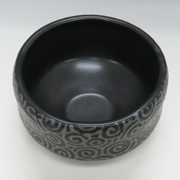 茶道具 小茶碗（こちゃわん） 小茶碗 黒釉・渦 豊窯 抹茶茶碗は茶の湯文化である表千家・裏千家の茶道具や抹茶を専門に扱う千紀園（せんきえん）が通販で販売しています。茶会また初心者向けのお稽古用にご利用いただける抹茶碗です。贈り物・ギフトにも人気です。