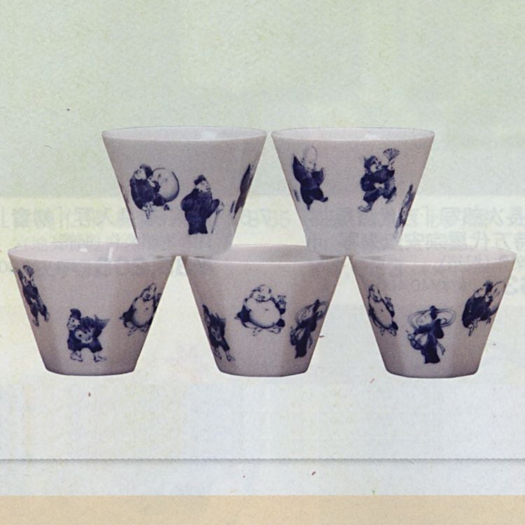 茶道具 染付七福神 五客 花月窯 汲出茶碗 抹茶茶碗は茶の湯文化である表千家・裏千家の茶道具や抹茶を専門に扱う千紀園（せんきえん）が通販で販売しています。茶会また初心者向けのお稽古用にご利用いただける抹茶碗です。贈り物・ギフトにも人気です。