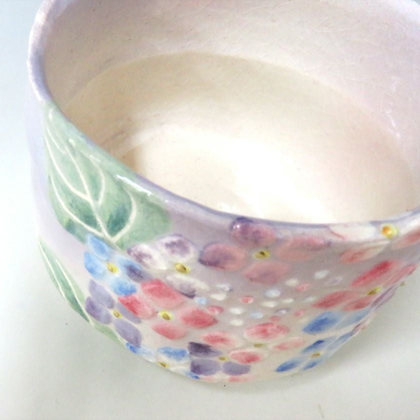 茶道具 抹茶茶碗（まっちゃちゃわん） 茶碗 紫陽花 吉村楽入 あじさい 抹茶茶碗は茶の湯文化である表千家・裏千家の茶道具や抹茶を専門に扱う千紀園（せんきえん）が通販で販売しています。茶会また初心者向けのお稽古用にご利用いただける抹茶碗です。贈り物・ギフトにも人気です。