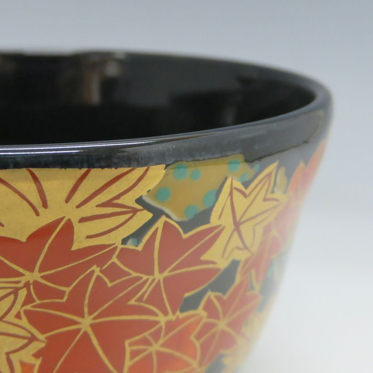 茶道具 抹茶茶碗（まっちゃちゃわん） 茶碗 黒仁清 紅葉 宮地英香 抹茶茶碗は茶の湯文化である表千家・裏千家の茶道具や抹茶を専門に扱う千紀園（せんきえん）が通販で販売しています。茶会また初心者向けのお稽古用にご利用いただける抹茶碗です。贈り物・ギフトにも人気です。