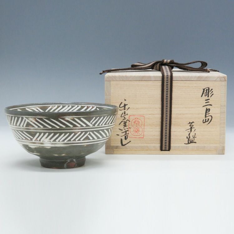 茶道具 茶碗 彫三島 楽山窯 抹茶茶碗は茶の湯文化である表千家・裏千家の茶道具や抹茶を専門に扱う千紀園（せんきえん）が通販で販売しています。茶会また初心者向けのお稽古用にご利用いただける抹茶碗です。贈り物・ギフトにも人気です。