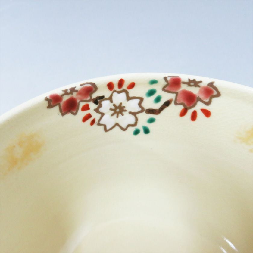 茶道具 小茶碗（こちゃわん） 利休茶碗 花丸 香泉作 抹茶茶碗は茶の湯文化である表千家・裏千家の茶道具や抹茶を専門に扱う千紀園（せんきえん）が通販で販売しています。茶会また初心者向けのお稽古用にご利用いただける抹茶碗です。贈り物・ギフトにも人気です。
