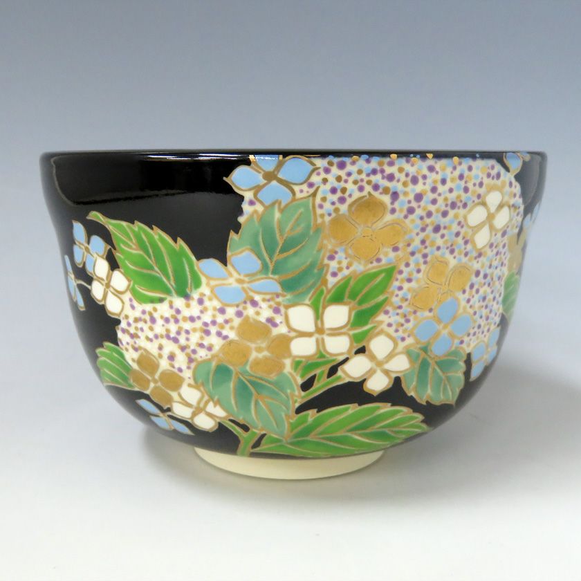 茶道具 抹茶茶碗（まっちゃちゃわん） 茶碗 黒仁清 紫陽花 宮地英香 抹茶茶碗は茶の湯文化である表千家・裏千家の茶道具や抹茶を専門に扱う千紀園（せんきえん）が通販で販売しています。茶会また初心者向けのお稽古用にご利用いただける抹茶碗です。贈り物・ギフトにも人気です。