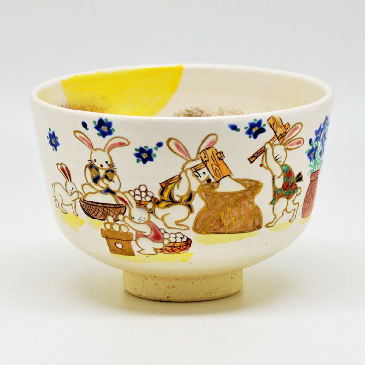 茶道具 茶碗<br>茶碗 白釉 兎の餅つき 水出宋絢 抹茶茶碗は茶の湯文化である表千家・裏千家の茶道具や抹茶を専門に扱う千紀園（せんきえん）が通販で販売しています。茶会また初心者向けのお稽古用にご利用いただける抹茶碗です。贈り物・ギフトにも人気です。