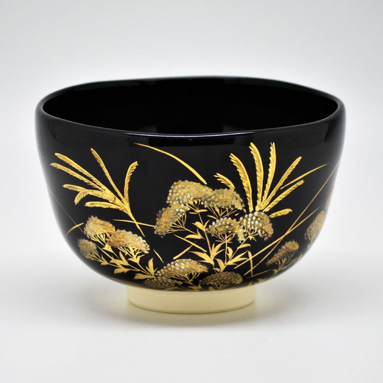 茶道具 茶碗<br>茶碗 黒仁清 女郎花に芒 山岡善高 抹茶茶碗は茶の湯文化である表千家・裏千家の茶道具や抹茶を専門に扱う千紀園（せんきえん）が通販で販売しています。茶会また初心者向けのお稽古用にご利用いただける抹茶碗です。贈り物・ギフトにも人気です。