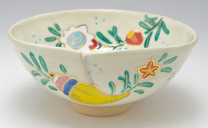 色絵茶碗 海松貝 竹中洸祥 作 竹中洸祥 抹茶茶碗は茶の湯文化である表千家・裏千家の茶道具や抹茶を専門に扱う千紀園（せんきえん）が通販で販売しています。茶会また初心者向けのお稽古用にご利用いただける抹茶碗です。贈り物・ギフトにも人気です。