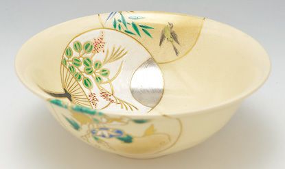 色絵平茶碗 団扇 通次阿山 作 通次阿山 抹茶茶碗は茶の湯文化である表千家・裏千家の茶道具や抹茶を専門に扱う千紀園（せんきえん）が通販で販売しています。茶会また初心者向けのお稽古用にご利用いただける抹茶碗です。贈り物・ギフトにも人気です。