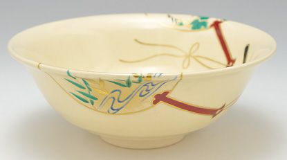 色絵平茶碗 団扇 通次阿山 作 通次阿山 抹茶茶碗は茶の湯文化である表千家・裏千家の茶道具や抹茶を専門に扱う千紀園（せんきえん）が通販で販売しています。茶会また初心者向けのお稽古用にご利用いただける抹茶碗です。贈り物・ギフトにも人気です。