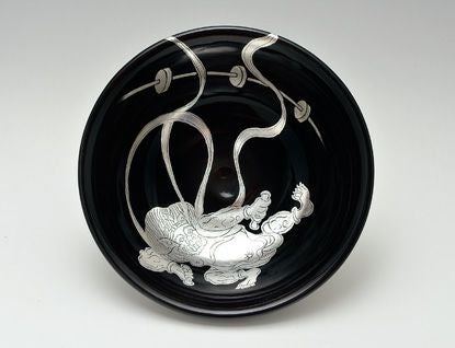 黒釉平茶碗 雷神の図 通次阿山 作 抹茶茶碗は茶の湯文化である表千家・裏千家の茶道具や抹茶を専門に扱う千紀園（せんきえん）が通販で販売しています。茶会また初心者向けのお稽古用にご利用いただける抹茶碗です。贈り物・ギフトにも人気です。