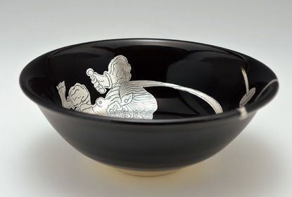 黒釉平茶碗 雷神の図 通次阿山 作 抹茶茶碗は茶の湯文化である表千家・裏千家の茶道具や抹茶を専門に扱う千紀園（せんきえん）が通販で販売しています。茶会また初心者向けのお稽古用にご利用いただける抹茶碗です。贈り物・ギフトにも人気です。