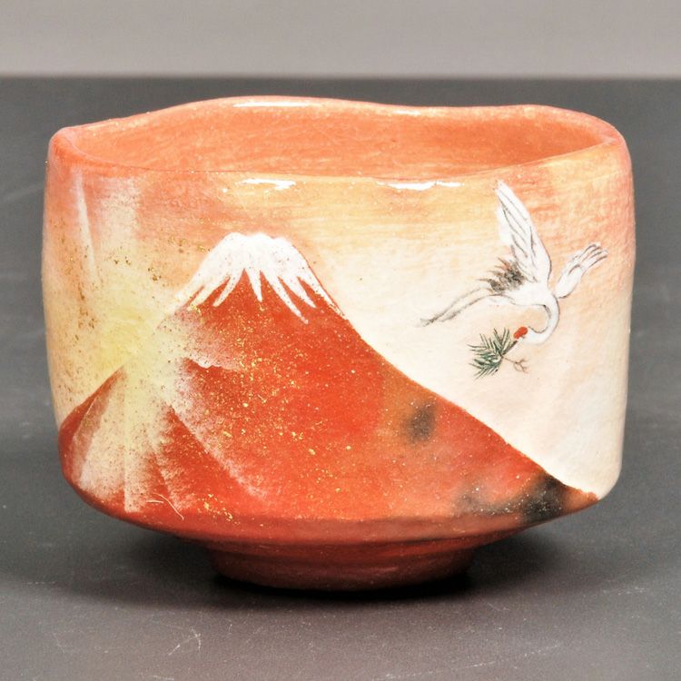 茶道具 抹茶茶碗（まっちゃちゃわん） 茶碗　赤富士に松喰鶴 吉村 楽入 抹茶茶碗は茶の湯文化である表千家・裏千家の茶道具や抹茶を専門に扱う千紀園（せんきえん）が通販で販売しています。茶会また初心者向けのお稽古用にご利用いただける抹茶碗です。贈り物・ギフトにも人気です。