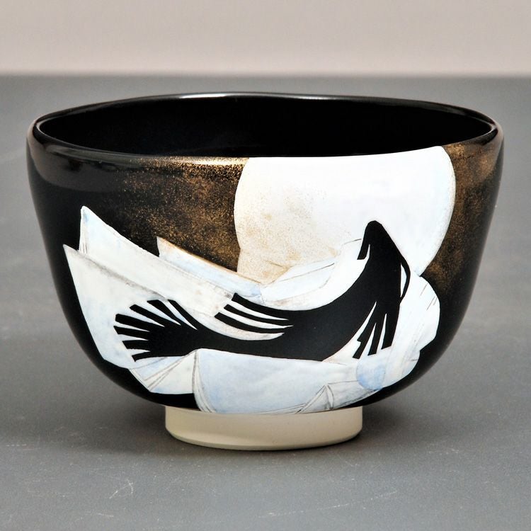 茶道具 抹茶茶碗（まっちゃちゃわん） 茶碗　黒仁清　月光 山岡 善高 抹茶茶碗は茶の湯文化である表千家・裏千家の茶道具や抹茶を専門に扱う千紀園（せんきえん）が通販で販売しています。茶会また初心者向けのお稽古用にご利用いただける抹茶碗です。贈り物・ギフトにも人気です。