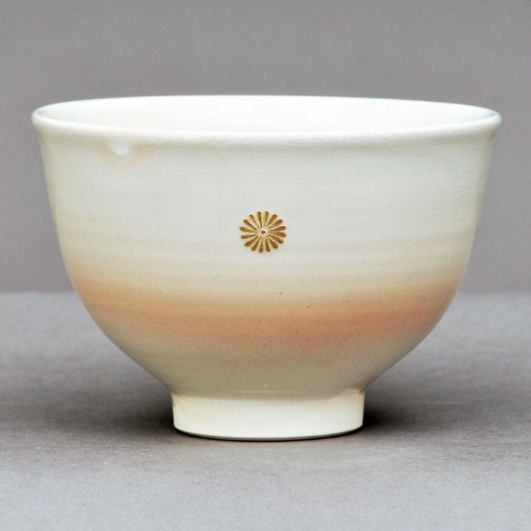 茶道具 抹茶茶碗（まっちゃちゃわん） 茶碗　菊紋 巌窯 抹茶茶碗は茶の湯文化である表千家・裏千家の茶道具や抹茶を専門に扱う千紀園（せんきえん）が通販で販売しています。茶会また初心者向けのお稽古用にご利用いただける抹茶碗です。贈り物・ギフトにも人気です。