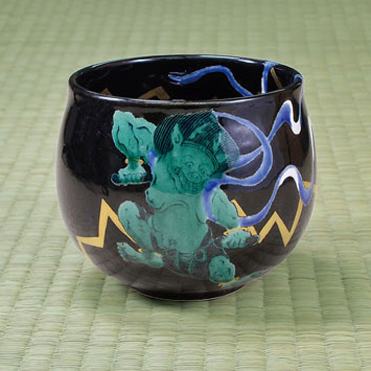 茶道具 抹茶茶碗（まっちゃちゃわん） 黒仁清茶碗　稲光 通次 阿山 抹茶茶碗は茶の湯文化である表千家・裏千家の茶道具や抹茶を専門に扱う千紀園（せんきえん）が通販で販売しています。茶会また初心者向けのお稽古用にご利用いただける抹茶碗です。贈り物・ギフトにも人気です。