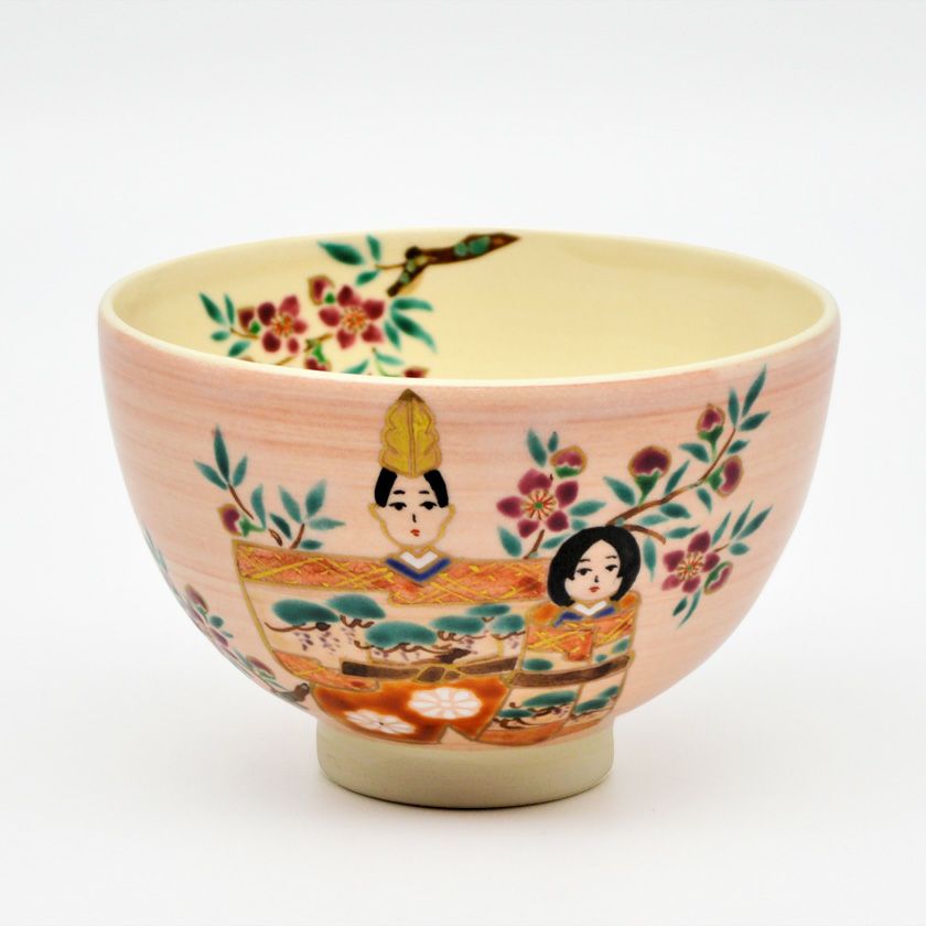 茶道具 抹茶茶碗（まっちゃちゃわん） 茶碗 桃釉 立雛 見谷 福峰 お雛様 桃の節句 上巳の節句 抹茶茶碗は茶の湯文化である表千家・裏千家の茶道具や抹茶を専門に扱う千紀園（せんきえん）が通販で販売しています。茶会また初心者向けのお稽古用にご利用いただける抹茶碗です。贈り物・ギフトにも人気です。