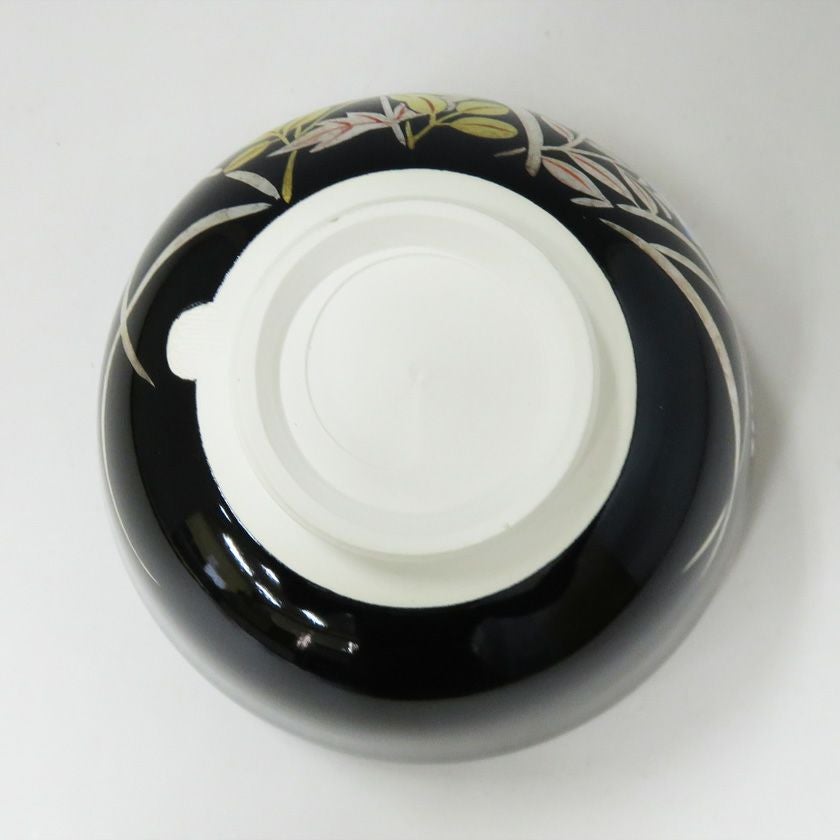 茶道具 抹茶茶碗（まっちゃちゃわん） 茶碗 黒釉 秋草 山岡 善高 抹茶茶碗は茶の湯文化である表千家・裏千家の茶道具や抹茶を専門に扱う千紀園（せんきえん）が通販で販売しています。茶会また初心者向けのお稽古用にご利用いただける抹茶碗です。贈り物・ギフトにも人気です。