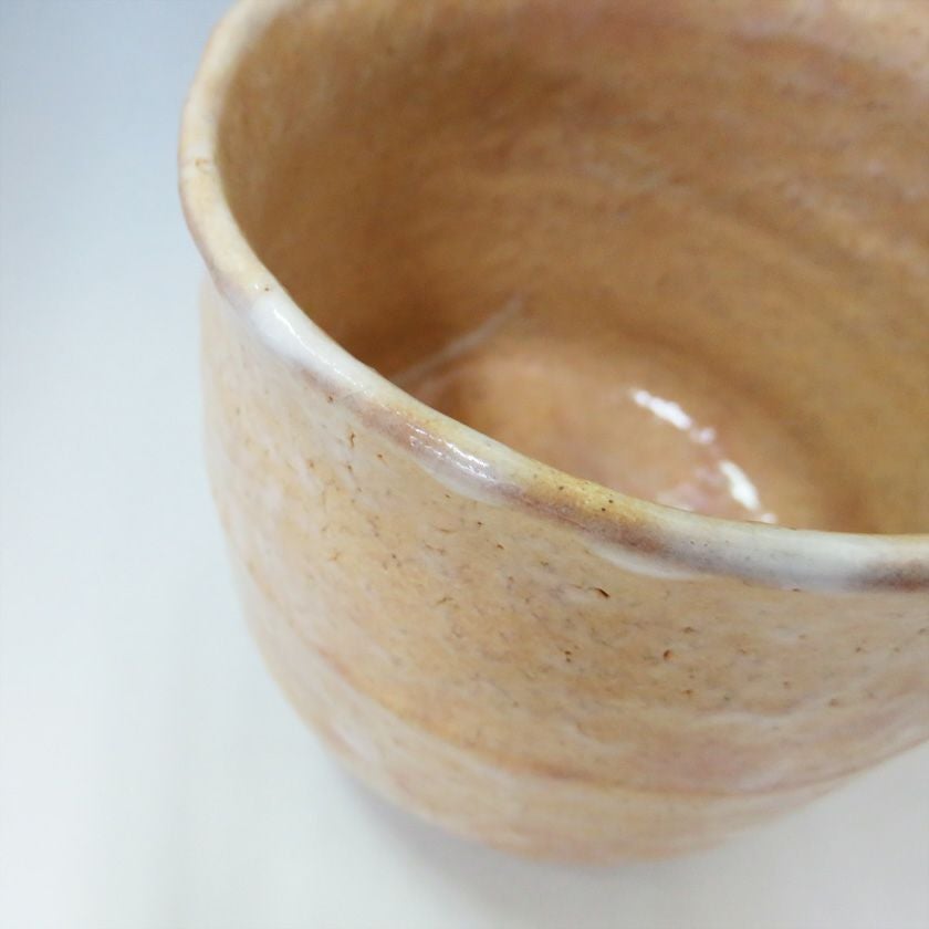 茶道具 筒茶碗（つつちゃわん） 筒茶碗 萩 小松 健 抹茶茶碗は茶の湯文化である表千家・裏千家の茶道具や抹茶を専門に扱う千紀園（せんきえん）が通販で販売しています。茶会また初心者向けのお稽古用にご利用いただける抹茶碗です。贈り物・ギフトにも人気です。