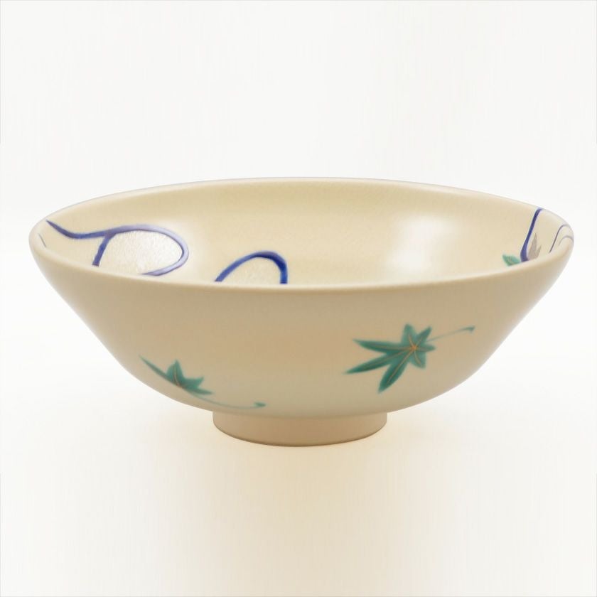 茶道具 平茶碗（ひらちゃわん） 色絵 平茶碗 青楓流水 山岡 善昇 抹茶茶碗は茶の湯文化である表千家・裏千家の茶道具や抹茶を専門に扱う千紀園（せんきえん）が通販で販売しています。茶会また初心者向けのお稽古用にご利用いただける抹茶碗です。贈り物・ギフトにも人気です。