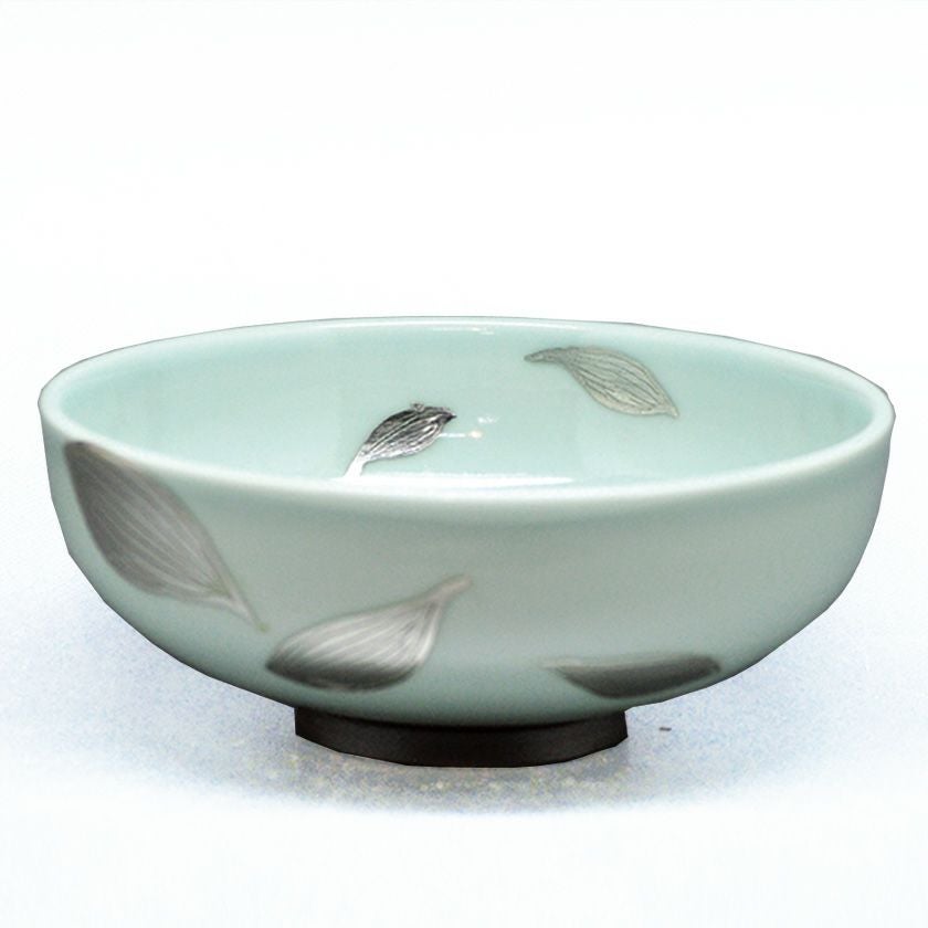 茶道具 平茶碗（ひらちゃわん） 平茶碗 青磁 蓮の葉 今岡 妙見 抹茶茶碗は茶の湯文化である表千家・裏千家の茶道具や抹茶を専門に扱う千紀園（せんきえん）が通販で販売しています。茶会また初心者向けのお稽古用にご利用いただける抹茶碗です。贈り物・ギフトにも人気です。
