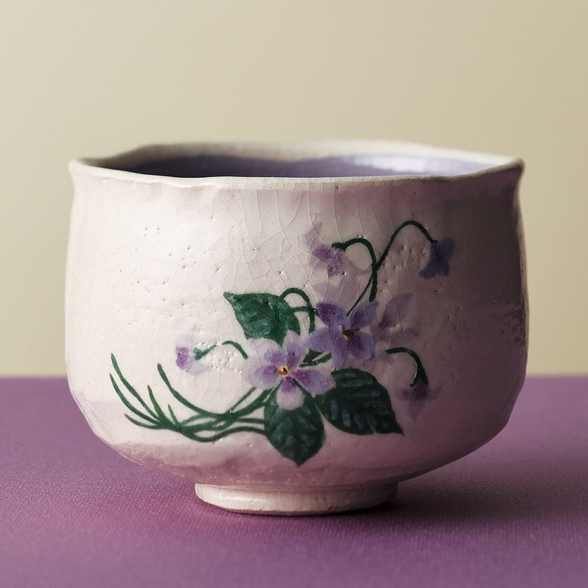 茶道具 抹茶茶碗（まっちゃちゃわん） スミレの絵 茶碗 吉村 楽入 抹茶茶碗は茶の湯文化である表千家・裏千家の茶道具や抹茶を専門に扱う千紀園（せんきえん）が通販で販売しています。茶会また初心者向けのお稽古用にご利用いただける抹茶碗です。贈り物・ギフトにも人気です。
