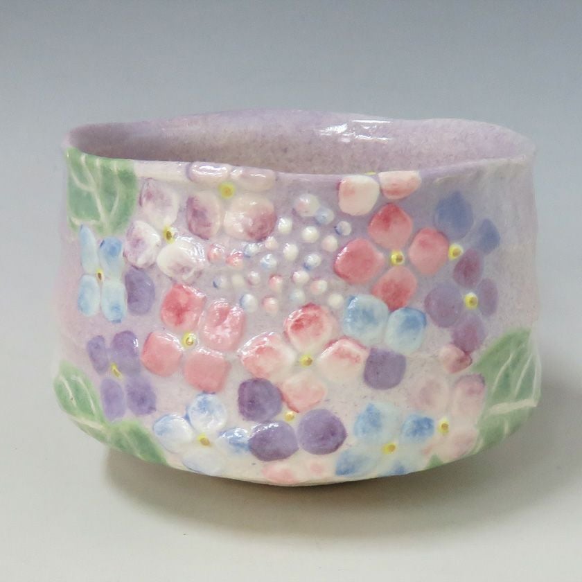 茶道具 抹茶茶碗（まっちゃちゃわん） 紫陽花図 茶碗 吉村 楽入 抹茶茶碗は茶の湯文化である表千家・裏千家の茶道具や抹茶を専門に扱う千紀園（せんきえん）が通販で販売しています。茶会また初心者向けのお稽古用にご利用いただける抹茶碗です。贈り物・ギフトにも人気です。