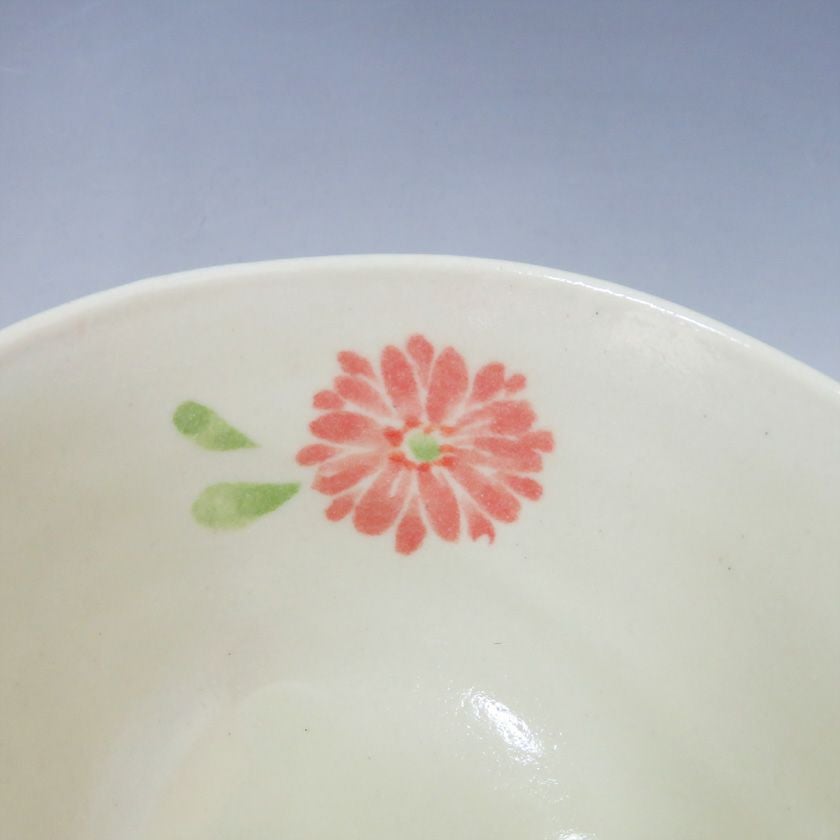 茶道具 抹茶茶碗（まっちゃちゃわん） 利休茶碗 菊 豊窯 抹茶茶碗は茶の湯文化である表千家・裏千家の茶道具や抹茶を専門に扱う千紀園（せんきえん）が通販で販売しています。茶会また初心者向けのお稽古用にご利用いただける抹茶碗です。贈り物・ギフトにも人気です。