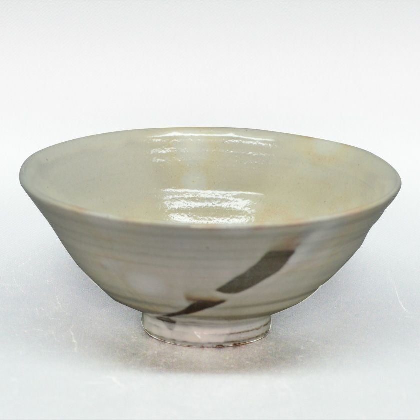 茶道具 平茶碗（ひらちゃわん） 平茶碗 粉引 中村 与平 抹茶茶碗は茶の湯文化である表千家・裏千家の茶道具や抹茶を専門に扱う千紀園（せんきえん）が通販で販売しています。茶会また初心者向けのお稽古用にご利用いただける抹茶碗です。贈り物・ギフトにも人気です。