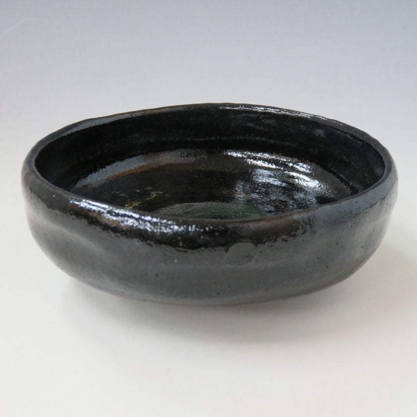 茶道具 平茶碗（ひらちゃわん） 馬盥茶碗 黒楽 松楽窯 抹茶茶碗は茶の湯文化である表千家・裏千家の茶道具や抹茶を専門に扱う千紀園（せんきえん）が通販で販売しています。茶会また初心者向けのお稽古用にご利用いただける抹茶碗です。贈り物・ギフトにも人気です。