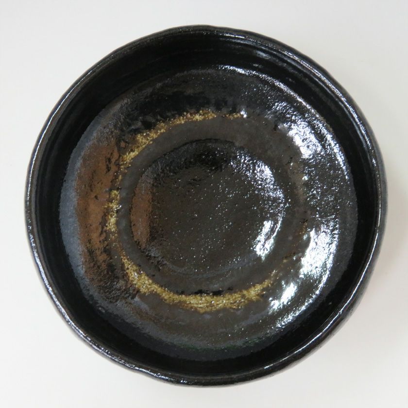 茶道具 平茶碗（ひらちゃわん） 馬盥茶碗 黒楽 松楽窯 抹茶茶碗は茶の湯文化である表千家・裏千家の茶道具や抹茶を専門に扱う千紀園（せんきえん）が通販で販売しています。茶会また初心者向けのお稽古用にご利用いただける抹茶碗です。贈り物・ギフトにも人気です。