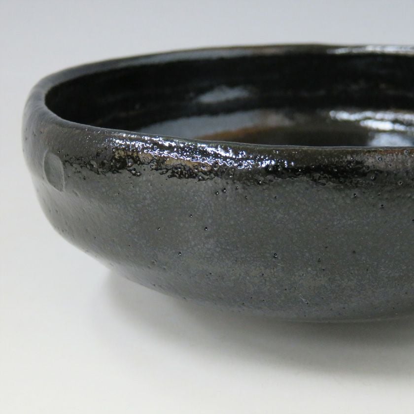 茶道具 平茶碗（ひらちゃわん） 馬盥茶碗 黒楽 松楽窯 抹茶茶碗は茶の湯文化である表千家・裏千家の茶道具や抹茶を専門に扱う千紀園（せんきえん）が通販で販売しています。茶会また初心者向けのお稽古用にご利用いただける抹茶碗です。贈り物・ギフトにも人気です。