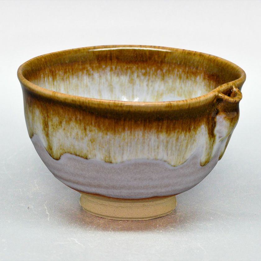 茶道具 抹茶茶碗（まっちゃちゃわん） 片口茶碗 朝鮮唐津 中村 与平 抹茶茶碗は茶の湯文化である表千家・裏千家の茶道具や抹茶を専門に扱う千紀園（せんきえん）が通販で販売しています。茶会また初心者向けのお稽古用にご利用いただける抹茶碗です。贈り物・ギフトにも人気です。