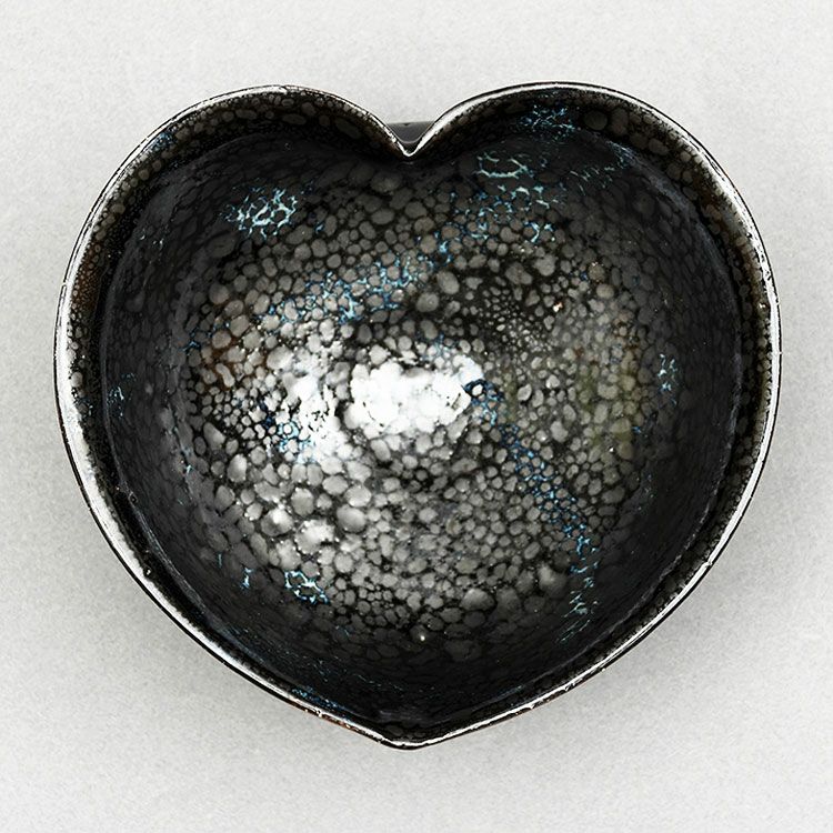 茶道具 抹茶茶碗（まっちゃちゃわん） 茶碗　油滴 猪目（ハート型） 小野 穣 抹茶茶碗は茶の湯文化である表千家・裏千家の茶道具や抹茶を専門に扱う千紀園（せんきえん）が通販で販売しています。茶会また初心者向けのお稽古用にご利用いただける抹茶碗です。贈り物・ギフトにも人気です。