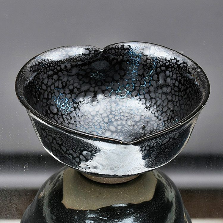 茶道具 抹茶茶碗（まっちゃちゃわん） 茶碗　油滴 猪目（ハート型） 小野 穣 抹茶茶碗は茶の湯文化である表千家・裏千家の茶道具や抹茶を専門に扱う千紀園（せんきえん）が通販で販売しています。茶会また初心者向けのお稽古用にご利用いただける抹茶碗です。贈り物・ギフトにも人気です。