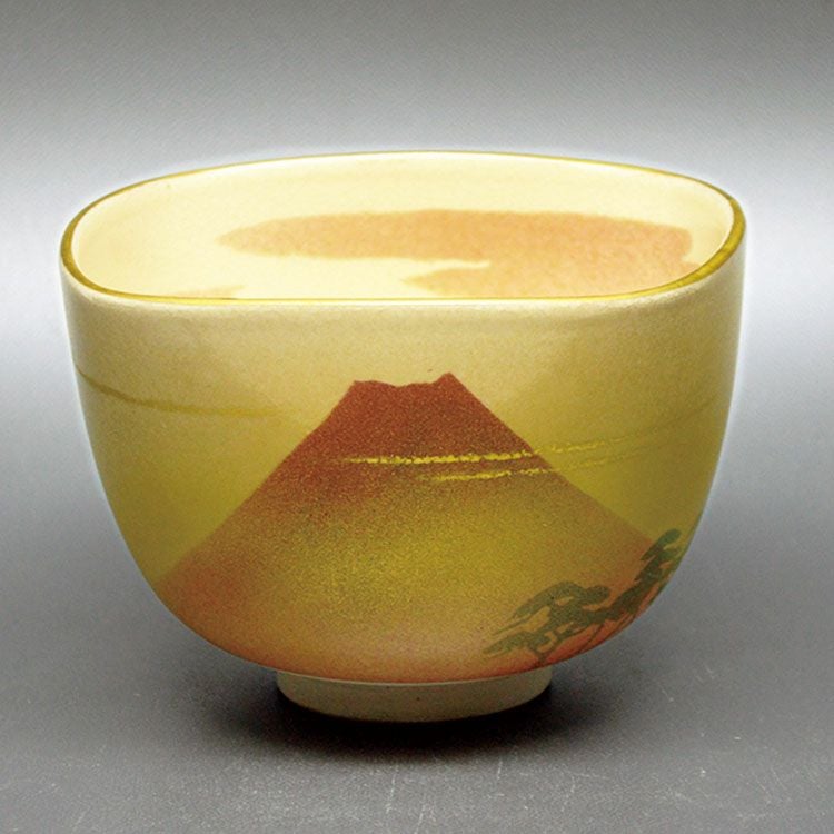 茶道具 抹茶茶碗（まっちゃちゃわん） 茶碗　四方 赤富士 通次 阿山 作 抹茶茶碗は茶の湯文化である表千家・裏千家の茶道具や抹茶を専門に扱う千紀園（せんきえん）が通販で販売しています。茶会また初心者向けのお稽古用にご利用いただける抹茶碗です。贈り物・ギフトにも人気です。