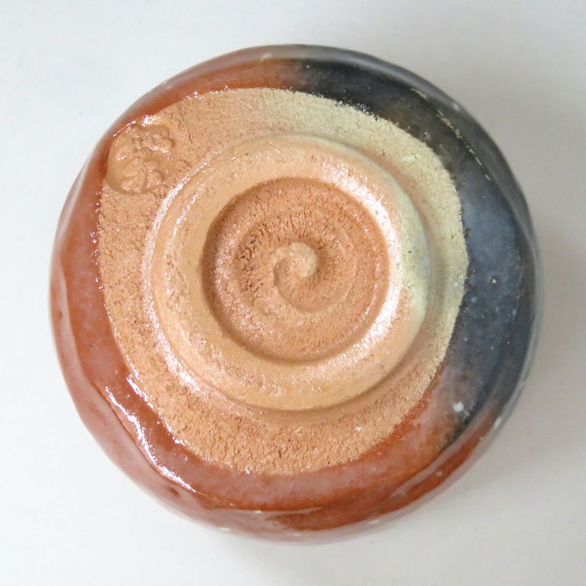 茶道具 筒茶碗（つつちゃわん） 筒茶碗 雪片 松楽窯 抹茶茶碗は茶の湯文化である表千家・裏千家の茶道具や抹茶を専門に扱う千紀園（せんきえん）が通販で販売しています。茶会また初心者向けのお稽古用にご利用いただける抹茶碗です。贈り物・ギフトにも人気です。