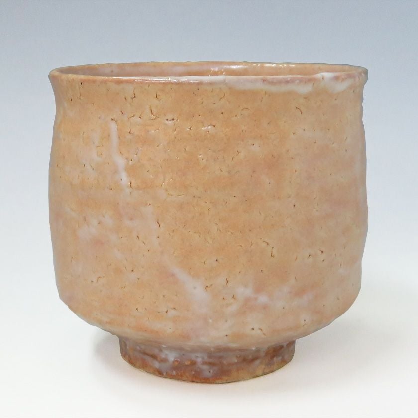茶道具 筒茶碗（つつちゃわん） 筒茶碗 萩 小松 健 抹茶茶碗は茶の湯文化である表千家・裏千家の茶道具や抹茶を専門に扱う千紀園（せんきえん）が通販で販売しています。茶会また初心者向けのお稽古用にご利用いただける抹茶碗です。贈り物・ギフトにも人気です。