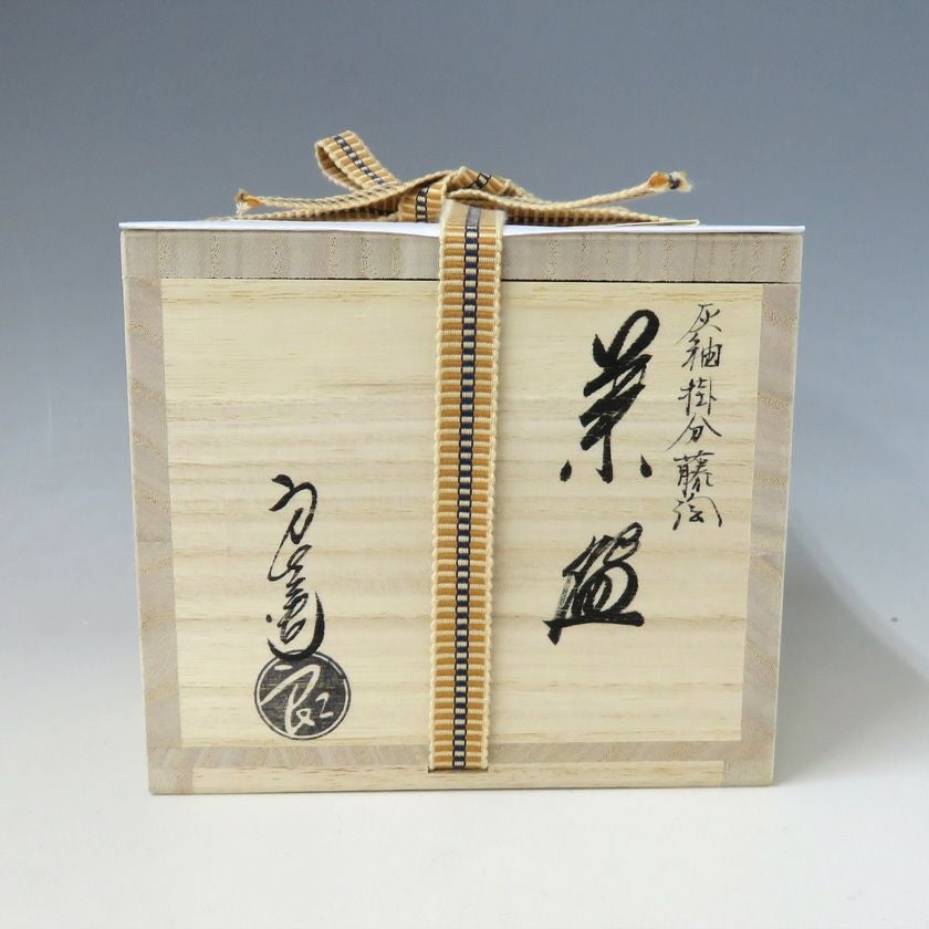 茶道具 抹茶茶碗（まっちゃちゃわん） 茶碗 掛分 藤 中村 良二 抹茶茶碗は茶の湯文化である表千家・裏千家の茶道具や抹茶を専門に扱う千紀園（せんきえん）が通販で販売しています。茶会また初心者向けのお稽古用にご利用いただける抹茶碗です。贈り物・ギフトにも人気です。