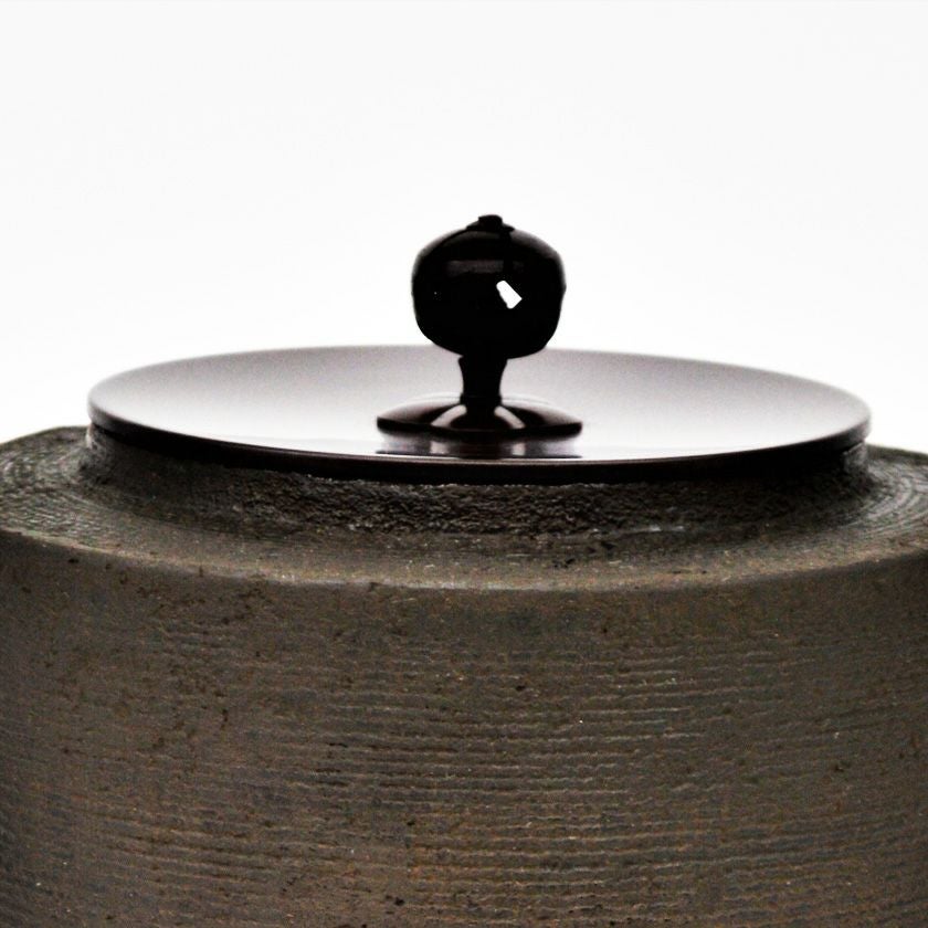 送料込【逢絢亭】茶道具 釜 風炉釜 筒釜 糸目模様 釜師 和田美之助 共箱入り 茶道具 風炉釜（ふろがま） 有美釜 風炉用 糸目筒 釜 YB-2 | 千年の