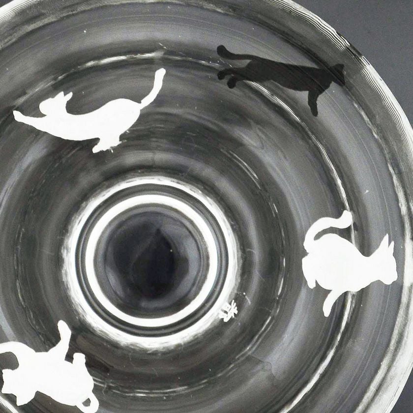 茶道具 平茶碗（ひらちゃわん） ガラス平茶碗 キャッツ（猫） 【耐熱】 今岡 都 抹茶茶碗は茶の湯文化である表千家・裏千家の茶道具や抹茶を専門に扱う千紀園（せんきえん）が通販で販売しています。茶会また初心者向けのお稽古用にご利用いただける抹茶碗です。贈り物・ギフトにも人気です。