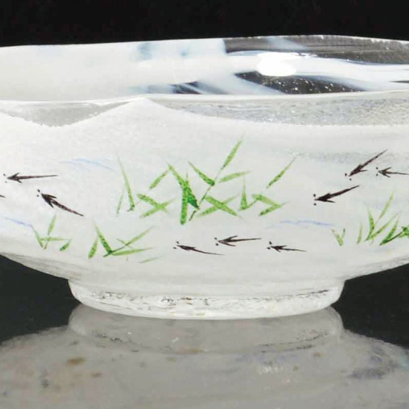 茶道具 平茶碗（ひらちゃわん） ガラス馬盥茶碗 スイスイメダカ 広畑 久仁彦 抹茶茶碗は茶の湯文化である表千家・裏千家の茶道具や抹茶を専門に扱う千紀園（せんきえん）が通販で販売しています。茶会また初心者向けのお稽古用にご利用いただける抹茶碗です。贈り物・ギフトにも人気です。